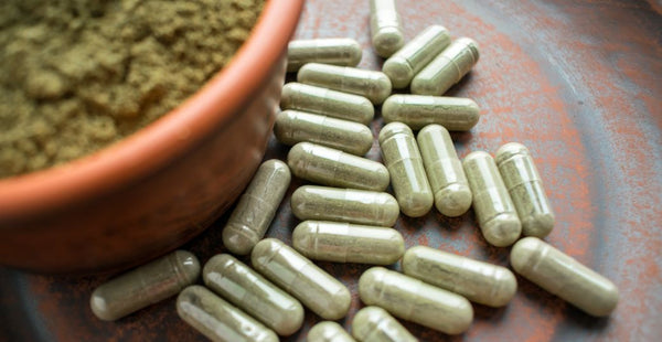Greens Powder vs. Multivitamins: What's Better?